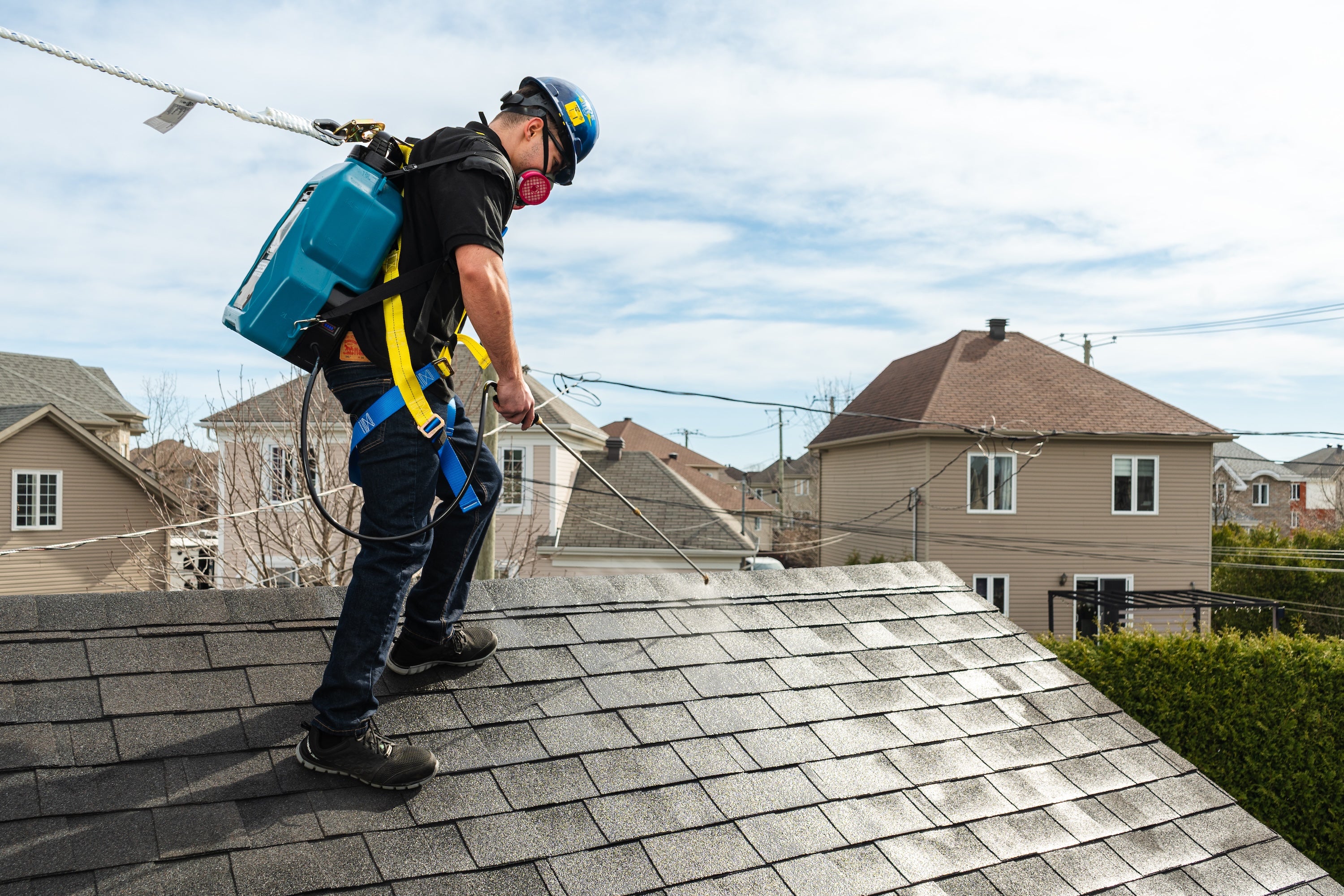 Technicien Nano Solution Toiture lors d’une inspection résidentielle au Québec